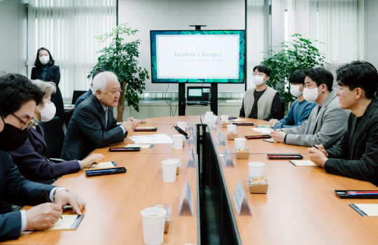 김한길 국민통합위원장이 18일 경기도 안양시 브라더스피커에서 자립준비청년들과 간담회를 하고 있다. 국민통합위 제공